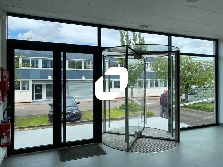 Office in Nanterre to rent - Lobby - Image 2 of 16