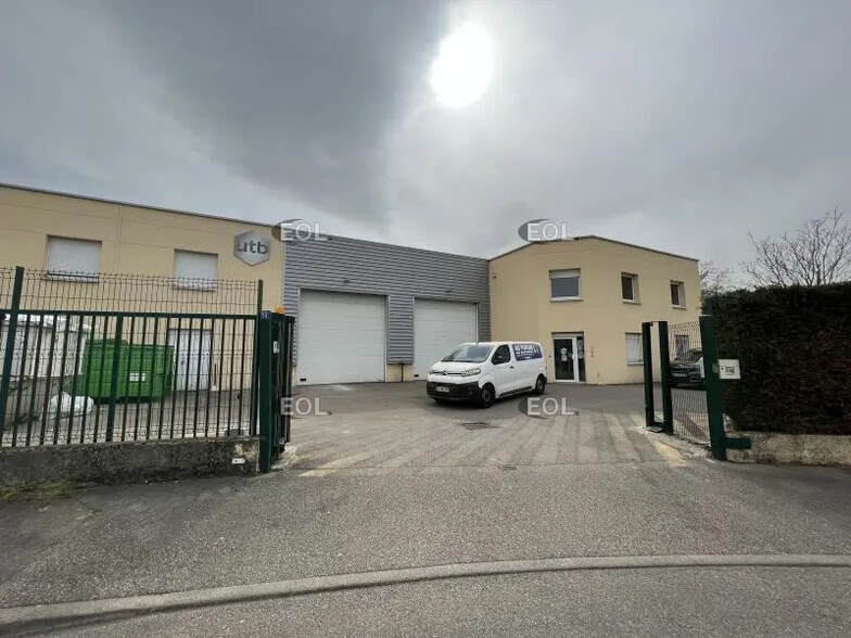 Industrial in Vénissieux to rent - Building Photo - Image 1 of 16