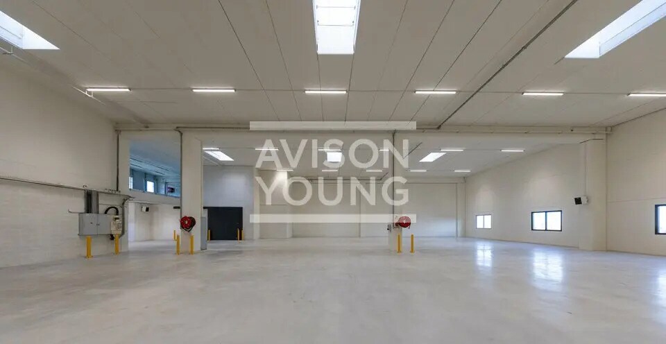 Light Industrial in Bondy to rent - Interior Photo - Image 2 of 10