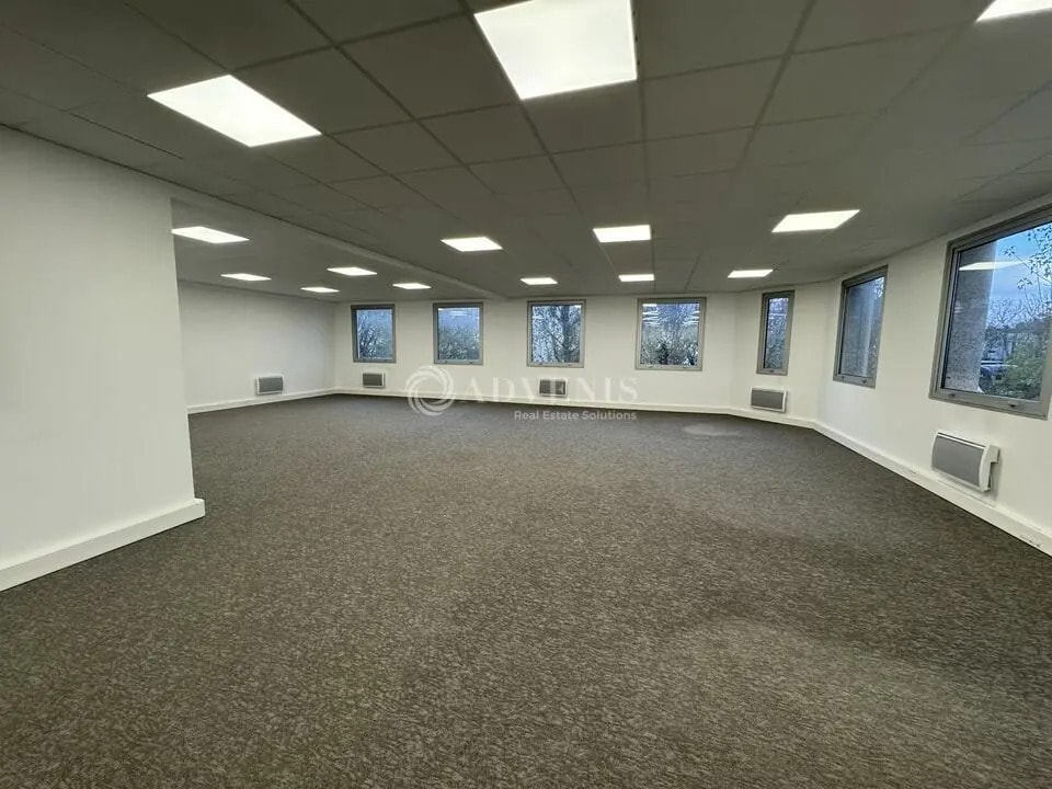 Office in Tremblay-en-France to rent Building Photo- Image 1 of 8