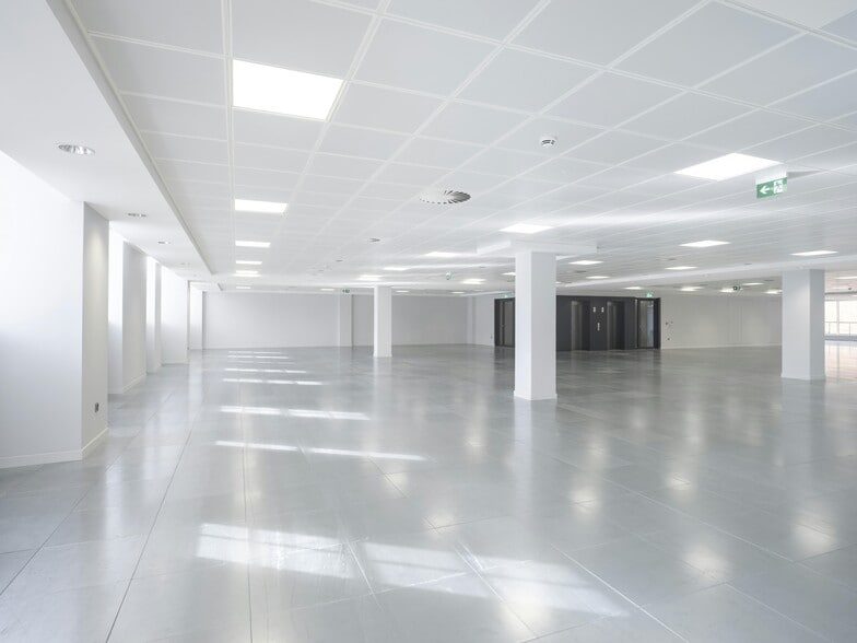 24-25 St. Andrew Sq, Edinburgh to rent - Interior Photo - Image 2 of 9