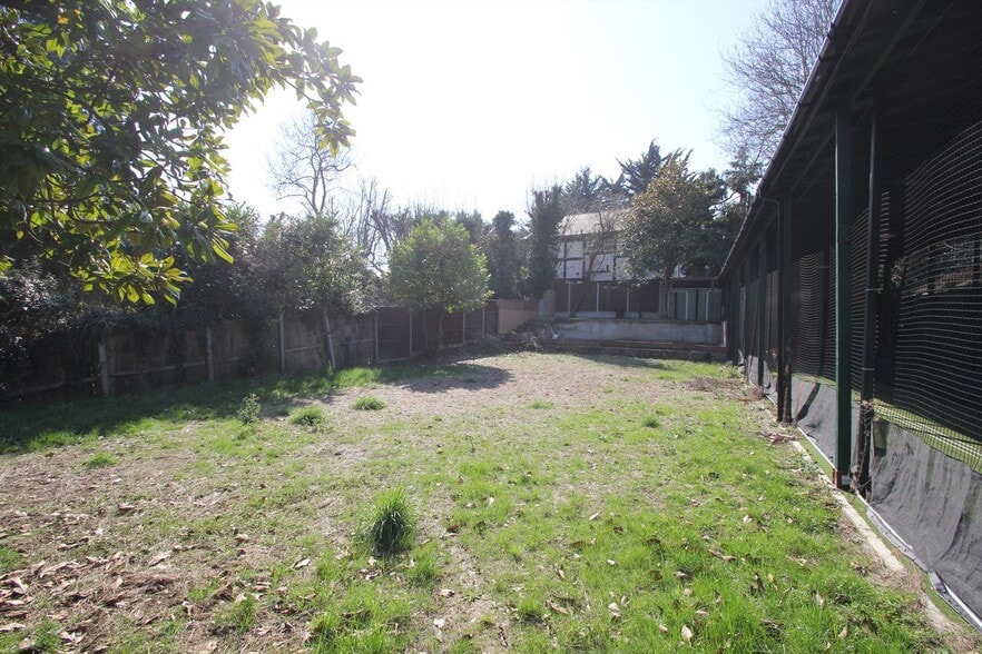 154 Park Av, Enfield for sale - Building Photo - Image 2 of 7