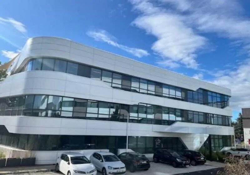 Office in CHAMPAGNE-AU-MONT-D'OR to rent Building Photo- Image 1 of 9