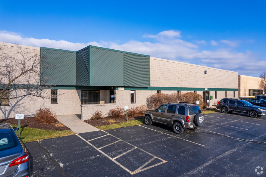 16900-17096 W Victor Rd, New Berlin, WI for rent - Building Photo - Image 2 of 9