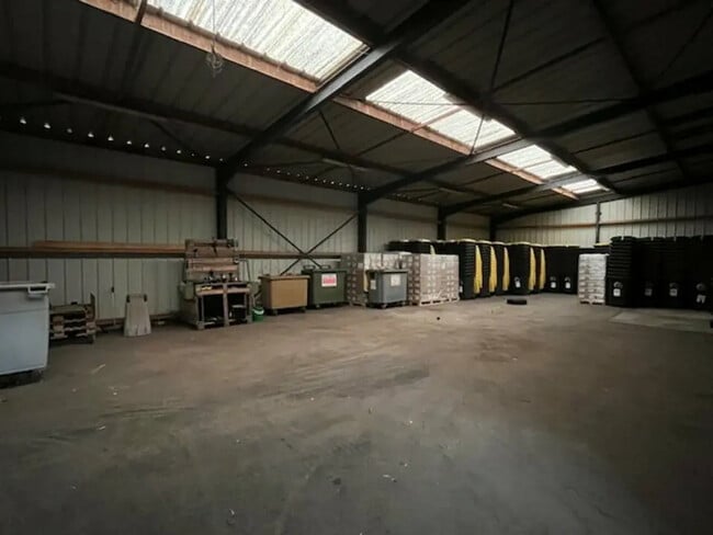 Location Local d'activités 2 100 m²