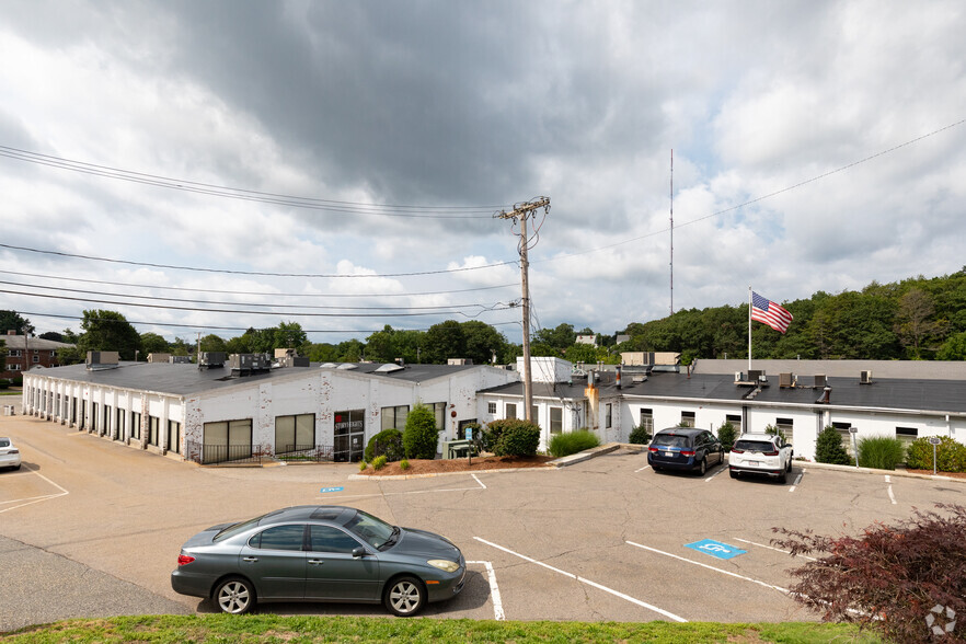 375-395 Elliot St, Newton, MA for rent - Building Photo - Image 2 of 4