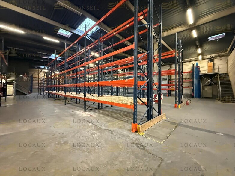 Light Industrial in Villeneuve-la-Garenne to rent - Interior Photo - Image 3 of 10