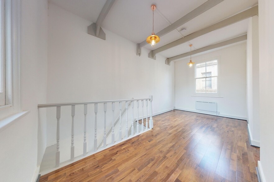4 Charlton Pl, London to rent - Interior Photo - Image 3 of 13