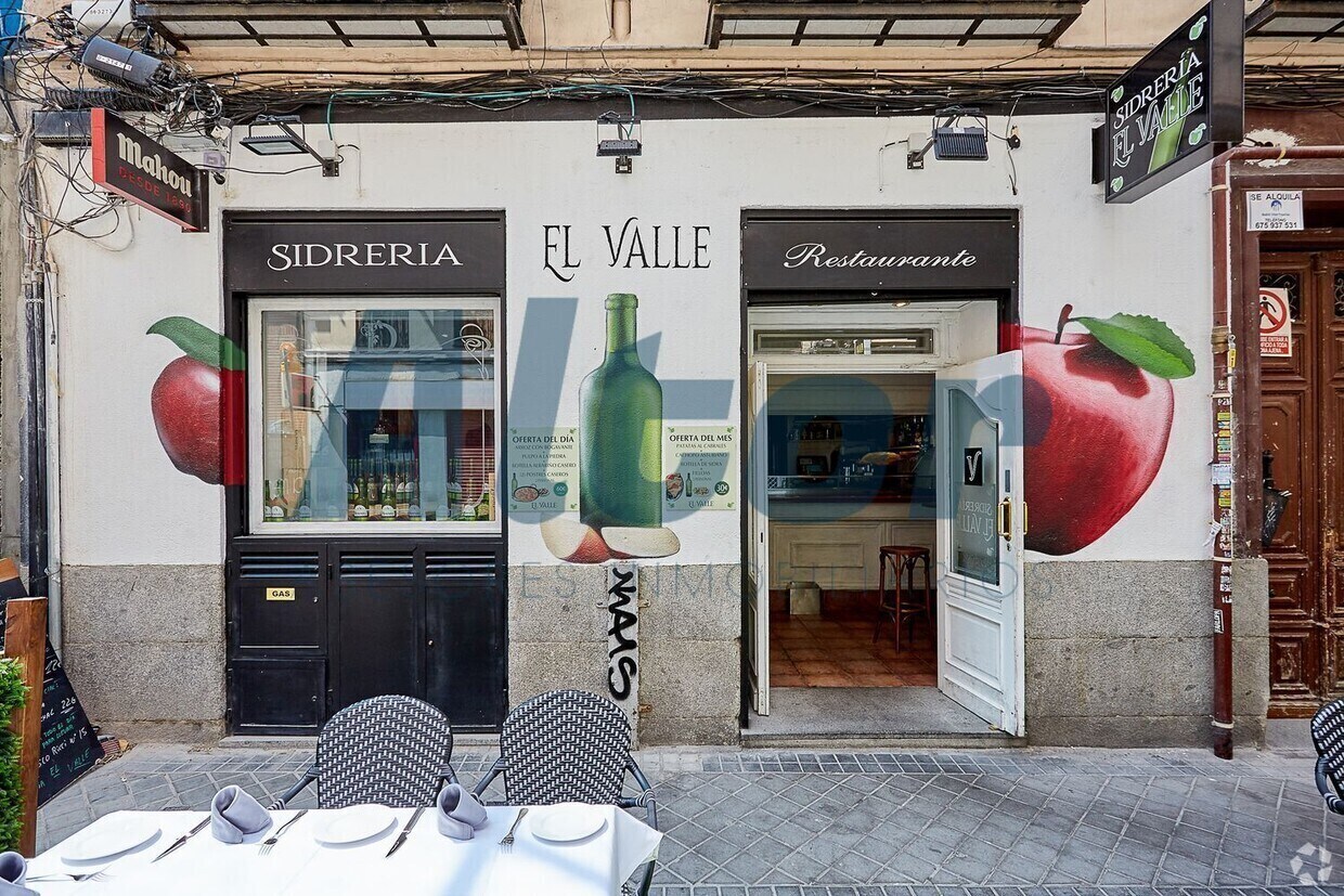 Madrid, MAD 28015 - Unit Puerta IZ, Esc. 1 -  - Interior Photo - Image 1 of 34