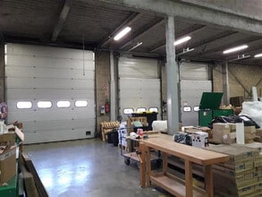 Industrial in Saint-Thibault-des-Vignes to rent Interior Photo- Image 1 of 5