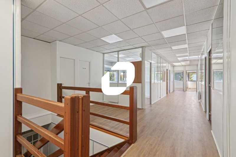Light Industrial in Montigny-le-Bretonneux for sale Interior Photo- Image 1 of 13