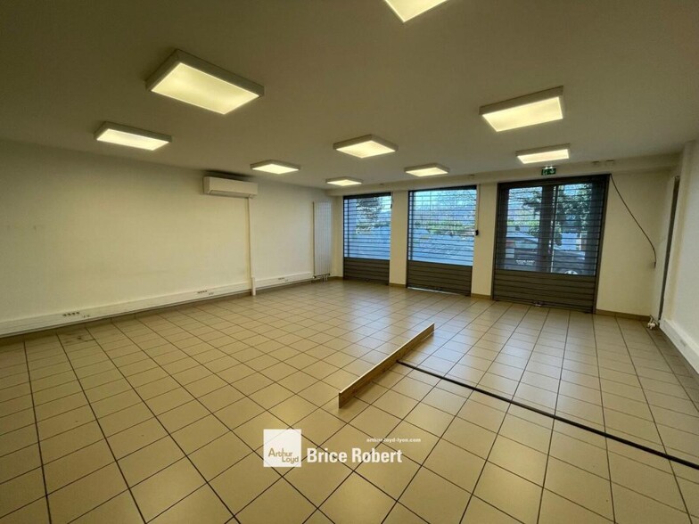 Retail in Lyon to rent - Interior Photo - Image 3 of 6