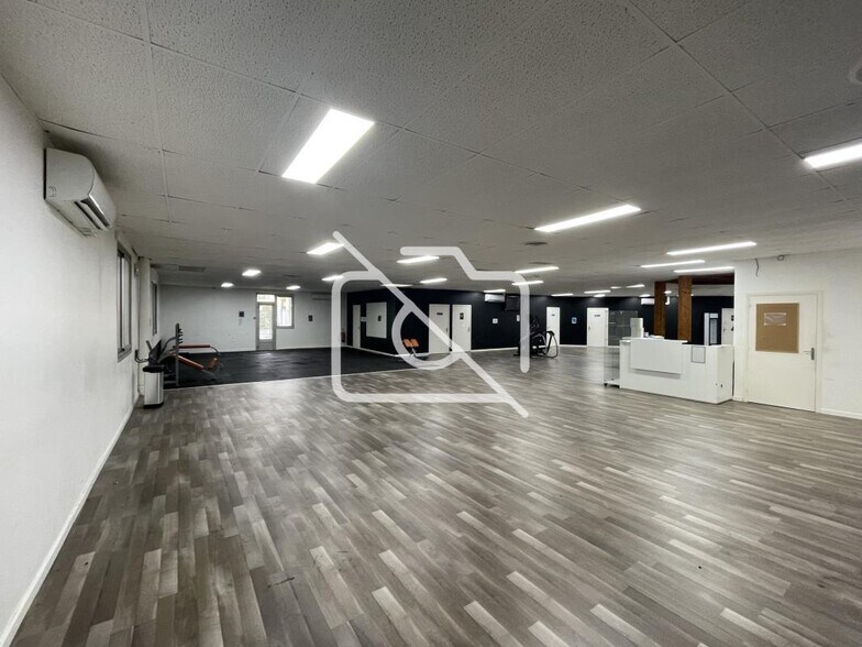 Retail in Bondoufle for sale - Interior Photo - Image 1 of 4