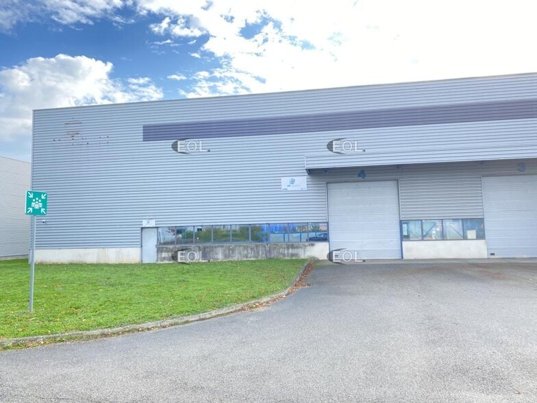Industrial in Genas to rent - Building Photo - Image 1 of 8