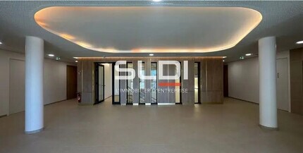 Office in Genas to rent Lobby- Image 2 of 11