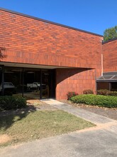 2046 W Park Pl, Stone Mountain, GA for rent Building Photo- Image 1 of 7