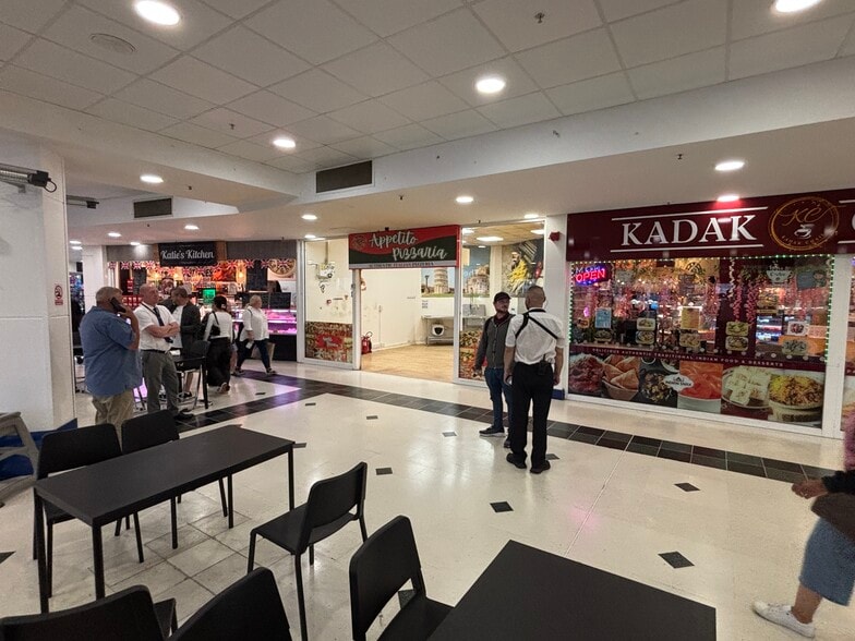 Wulfrun Sq, Wolverhampton to rent - Building Photo - Image 3 of 39