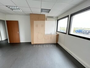 884-888 Rue Des Mercières, Rillieux-la-Pape to rent Interior Photo- Image 2 of 7