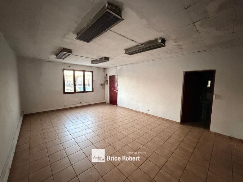 Light Industrial in Saint Symphorien D Ozon to rent - Interior Photo - Image 2 of 4