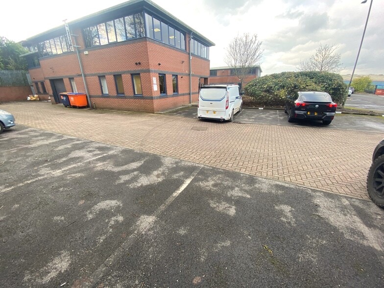 Falcon Ct, Accrington to rent - Building Photo - Image 2 of 8