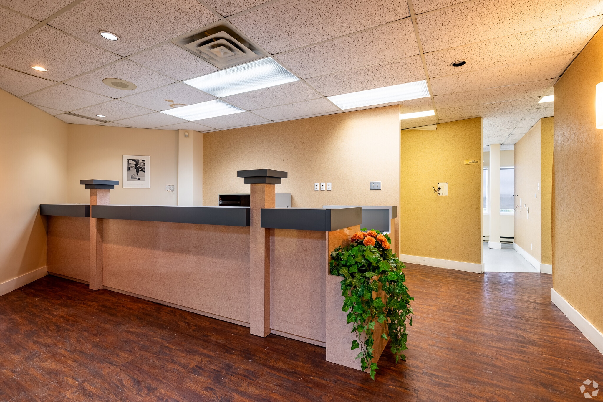 800 Boul Chomedey, Laval, QC to rent Interior Photo- Image 1 of 5