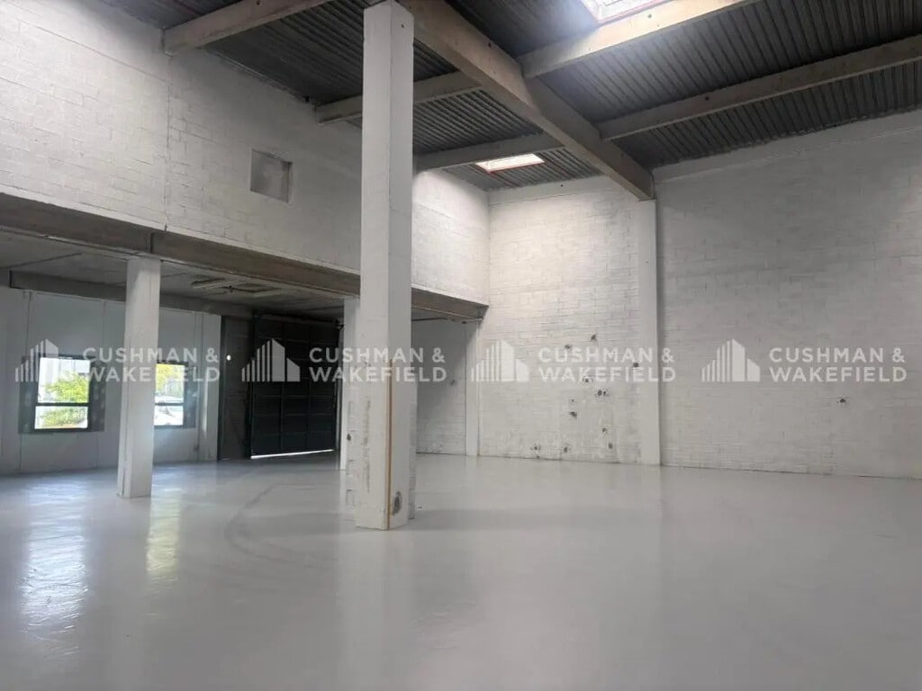Location Local d'activités 741 m² - Photo 1