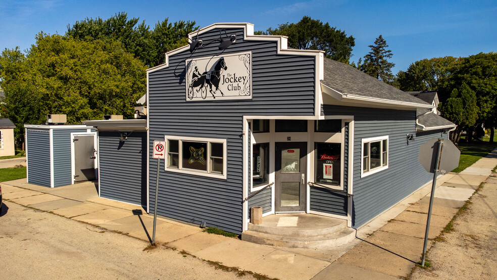 24 E Gruenwald Ave, Oshkosh, WI for sale - Primary Photo - Image 1 of 62