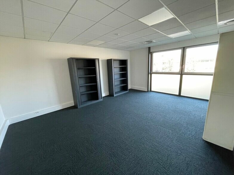 Light Industrial in Le Mesnil-Amelot to rent - Interior Photo - Image 3 of 8