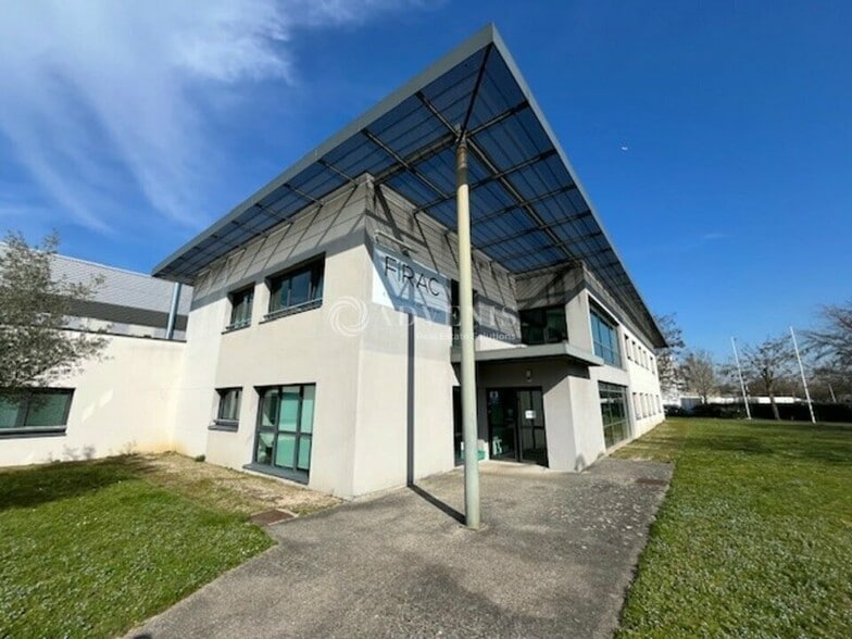 30 Rue Gustave Eiffel, Poissy for sale - Building Photo - Image 2 of 12