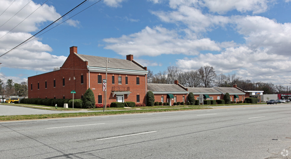 1023-1119 E Wendover Ave, Greensboro, NC for rent - Primary Photo - Image 1 of 5