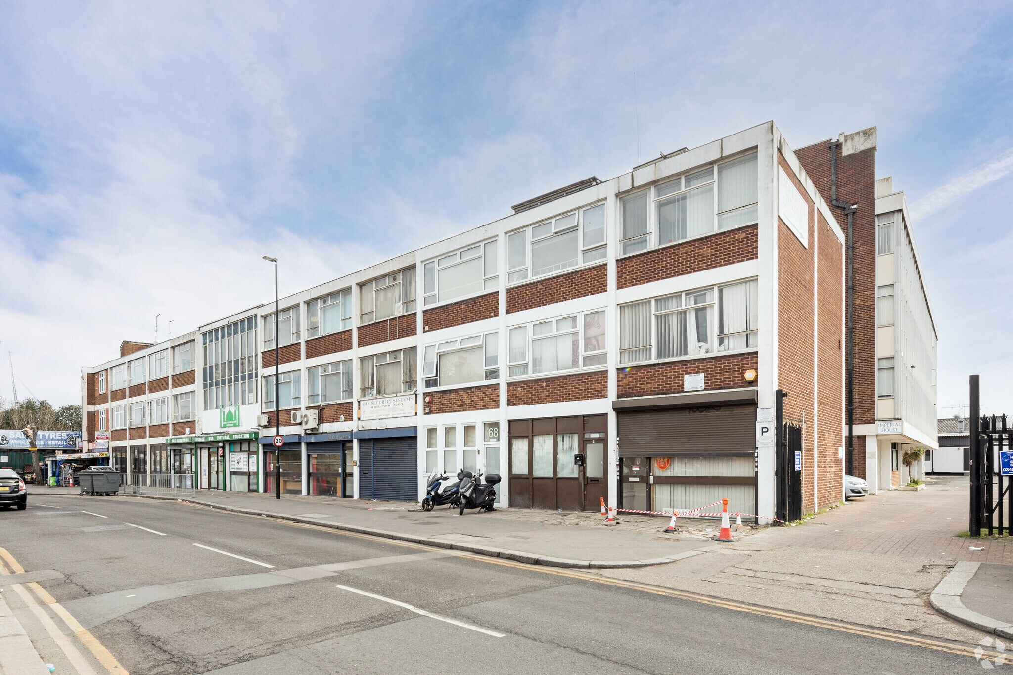 64 Willoughby Ln, London for sale Primary Photo- Image 1 of 1