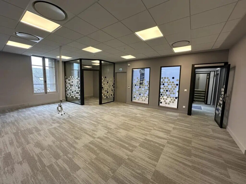 Location Bureaux 150 m² - Photo 1