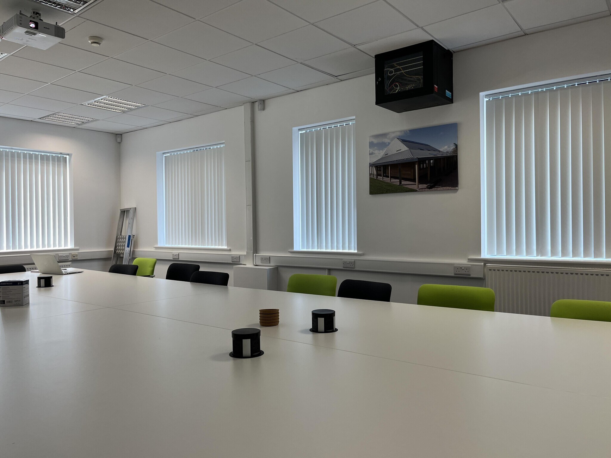 Chequers Clos, Malvern to rent Interior Photo- Image 1 of 3