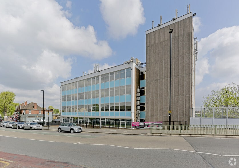 Boston Rd, London to rent - Building Photo - Image 2 of 33