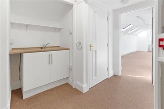 2 High St, Moreton In Marsh to rent Interior Photo- Image 1 of 6