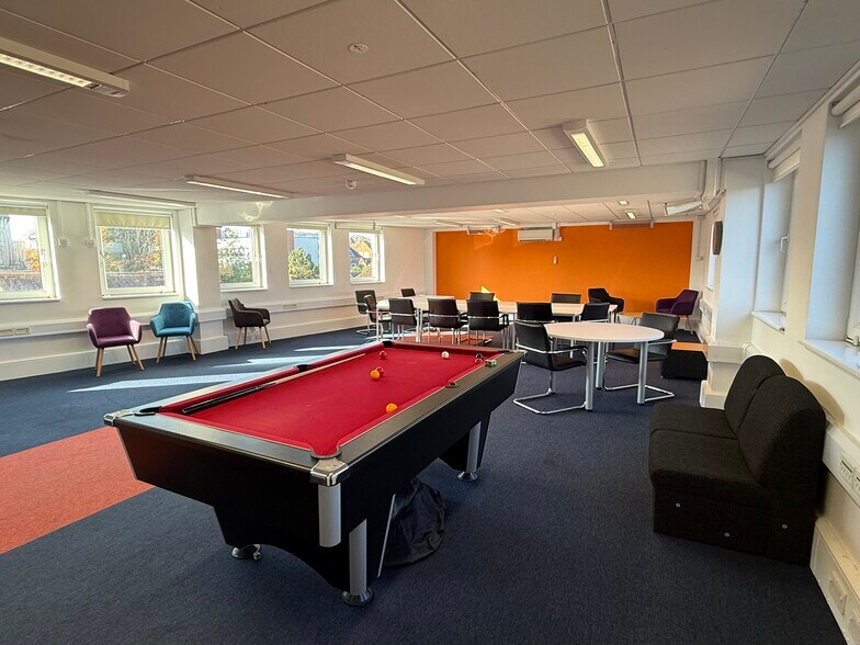 50-52 The Broadway, Crawley to rent - Building Photo - Image 3 of 11