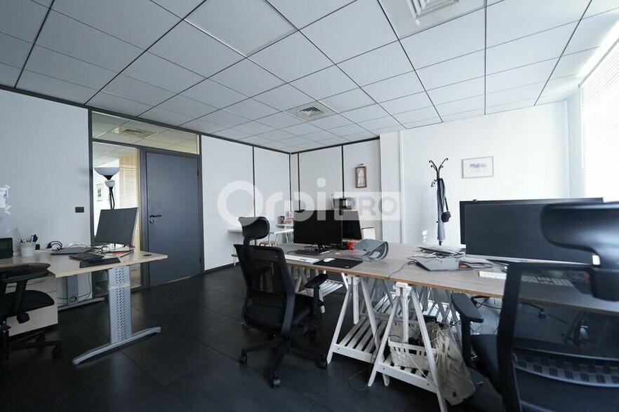 39 Chemin Du Moulin Carron, Dardilly to rent - Interior Photo - Image 1 of 12
