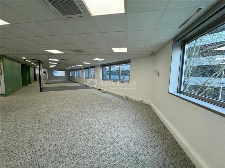 Office in Noisy-le-Grand to rent - Building Photo - Image 2 of 28