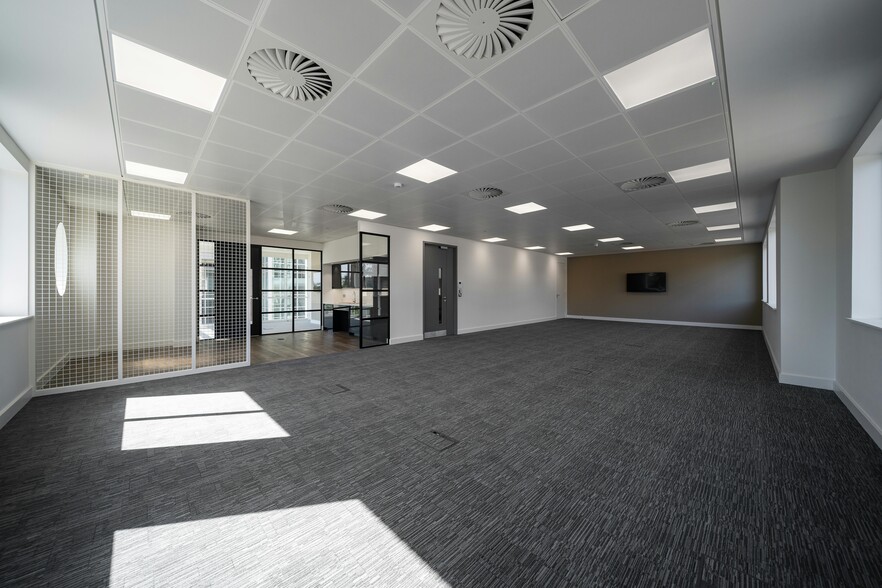 Fleming Way, Crawley to rent - Building Photo - Image 3 of 24