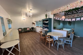 Rickman Hl, Coulsdon to rent Building Photo- Image 1 of 3