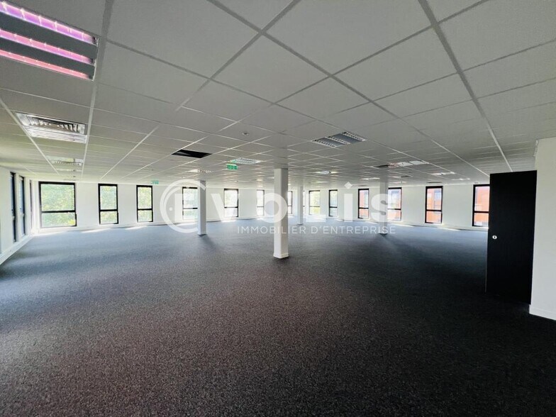 Office in Lieusaint to rent - Building Photo - Image 3 of 7