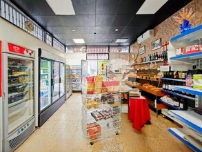 Retail in Madrid, Madrid to rent Interior Photo- Image 2 of 3