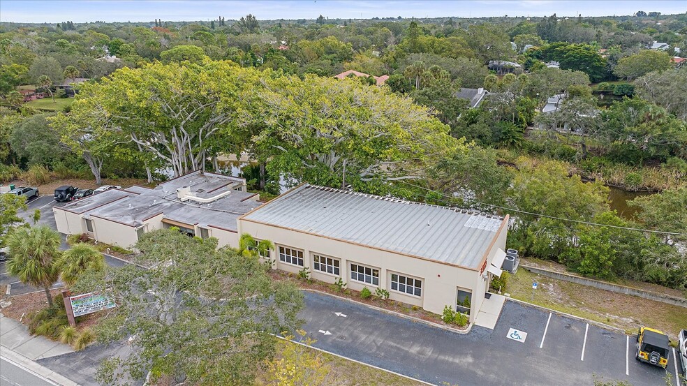 3205 Southgate Cir, Sarasota, FL for sale - Building Photo - Image 1 of 19