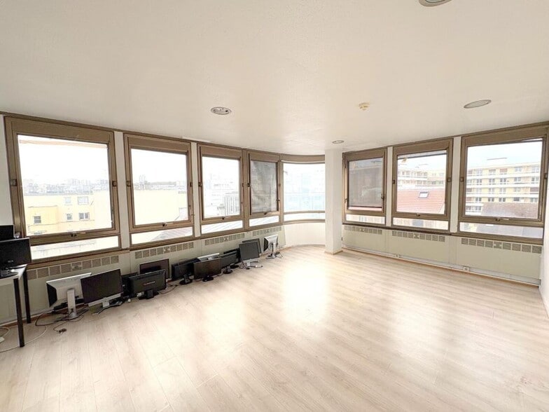 Office in Poissy for sale - Interior Photo - Image 1 of 5