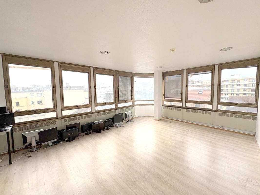 Office in Poissy for sale Interior Photo- Image 1 of 6