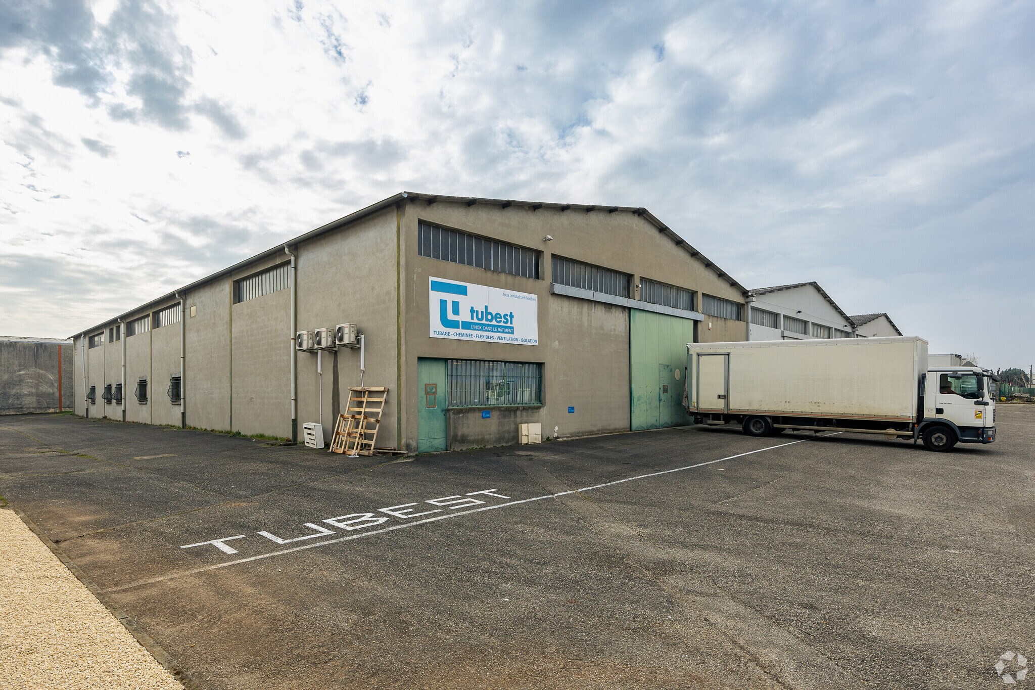 Light Industrial in Décines-Charpieu for sale Primary Photo- Image 1 of 3