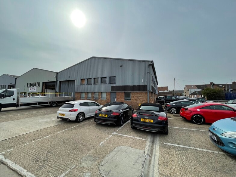 Clivemont Rd, Maidenhead to rent - Building Photo - Image 2 of 4