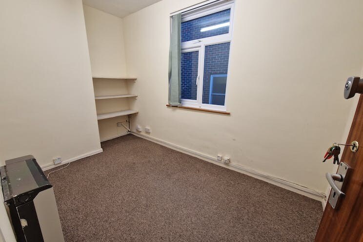 113-113A London Rd, Waterlooville to rent Interior Photo- Image 1 of 5