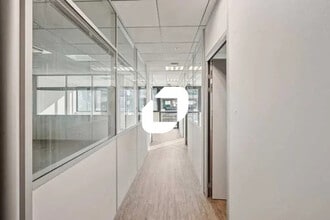 Office in Champagne-au-Mont-d'Or to rent Interior Photo- Image 2 of 8