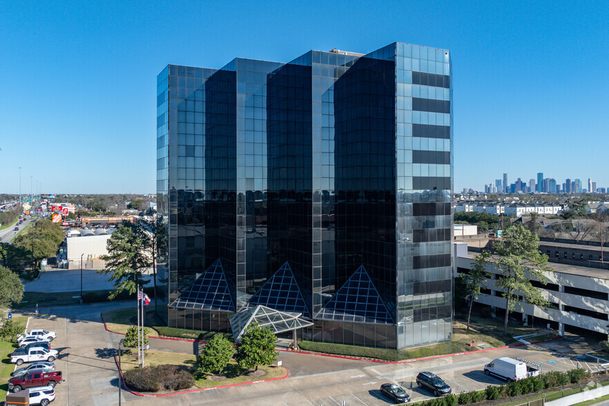 1111 N Loop W, Houston, TX for sale - Building Photo - Image 2 of 17